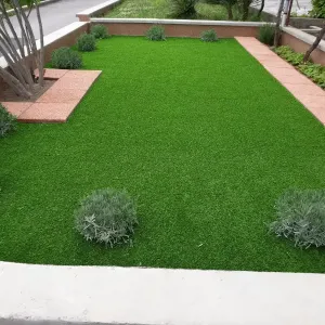 Dvoriste obiteljske kuce u rijeci uredno umjetnom travom 1 