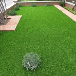 Dvoriste obiteljske kuce u rijeci uredno umjetnom travom 4 