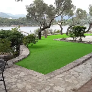 1dvoriste vile za odmor na kolocepu uredeno umjetnom travom