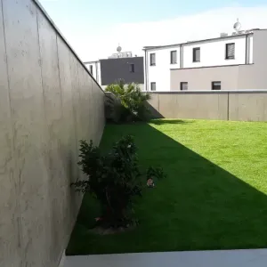 Ograda ispred umjetne trave