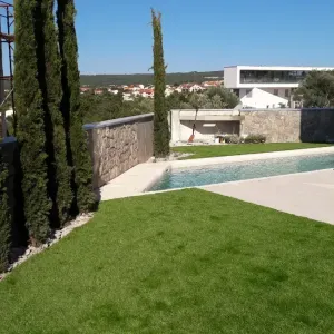 Umjetna trava sa ulazom u bazen