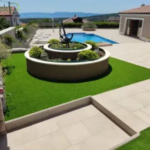 Bazen i cvjetnjak u dvori&scaron;tu