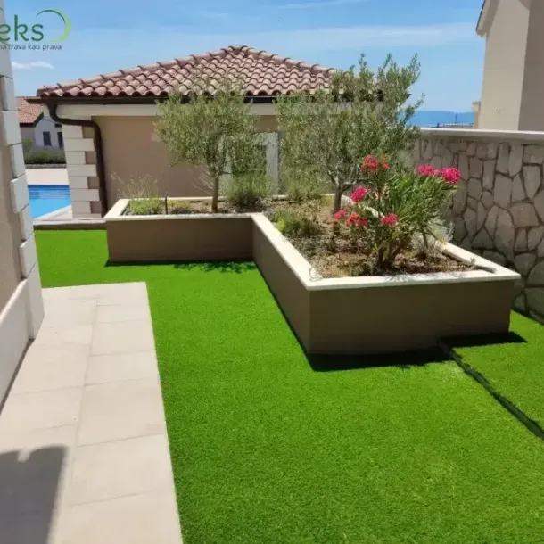 Cvijeće i zelena umjetna trava