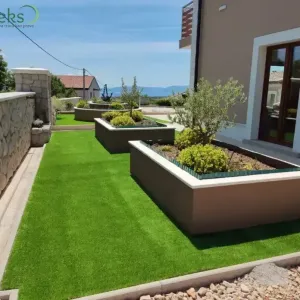 Zeleno dvori&scaron;te sa pogledom na more