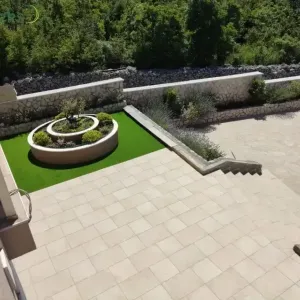 Dvori&scaron;te i terasa