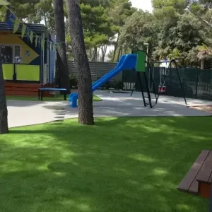 Dječje igrali&scaron;te sa plavim toboganom između stabala