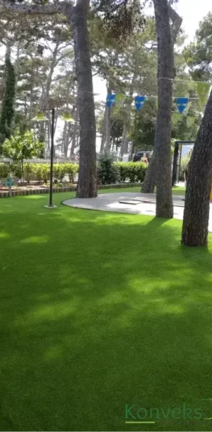 Stabla u dvori&scaron;tu na umjetnoj travi