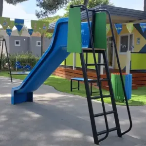 Plavi tobogan u dvori&scaron;tu