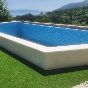 Bazen okružen umjetnom travom