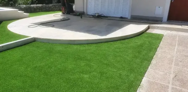 Okrugla terasa sa umjetnom travom