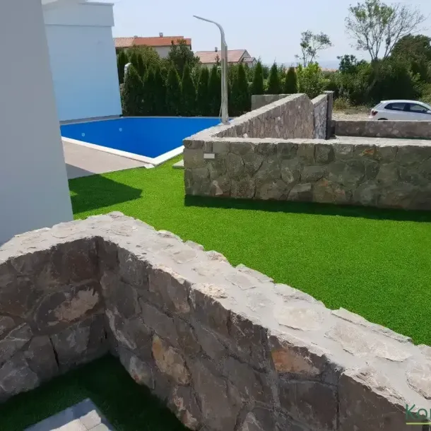 Bazen u dvori&scaron;tu ispred kuće