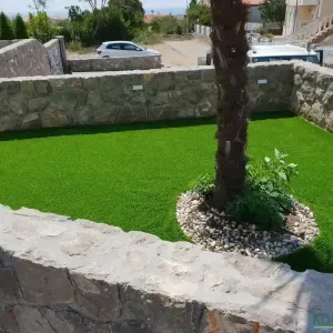 Dvori&scaron;te ograđeno zidićem i stablom u sredini