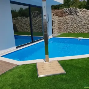 Bazen sa tu&scaron;em ispred kuće