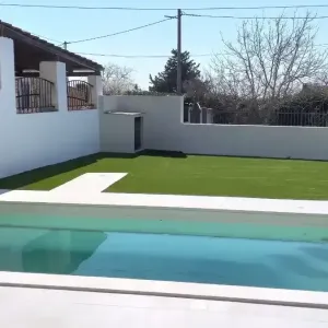 Bazen u dvori&scaron;tu kuće u Loborici