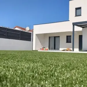 Trava u dvori&scaron;tu ispred kuće