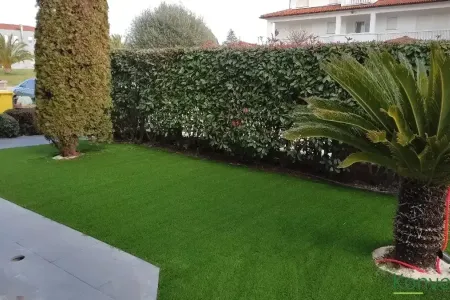 Umjetna trava u dvori&scaron;tu