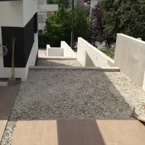 &Scaron;ljunak ispred kuće