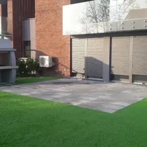 Ro&scaron;tilj ispred kuće