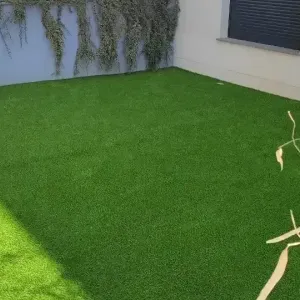 Dvori&scaron;te sa zelenom umjetnom travom