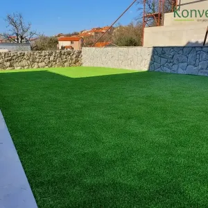 Zeleno dvori&scaron;te u Omi&scaron;lju ispred kuće