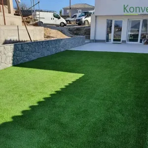 Terasa sa pogledom na zelenu travu