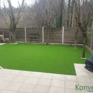 Dvori&scaron;te ispred kuće sa drvenom ogradom