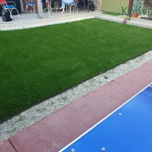 Umjetna trava u dvori&scaron;tu