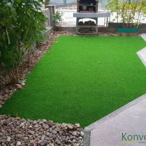 Umjetna trava u dvori&scaron;tu u Zagrebu