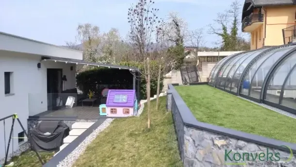 Ljubičasta kućica za djecu na travi 