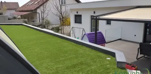 Terasa obložena zelenom umjetnom travom
