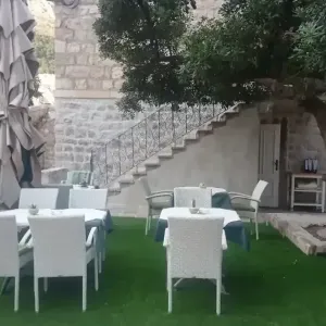 Stepenice za ulaz u kuću sa terasom