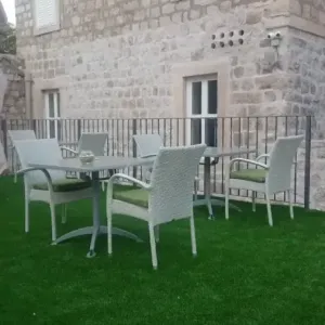 Stolice i stolovi na terasi sa travom
