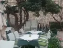 Terasa sa stablima i stolovima restorana