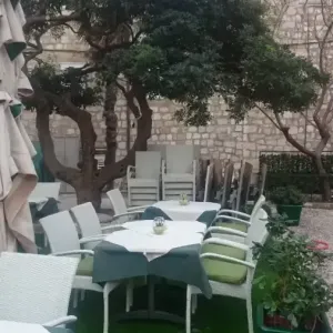 Terasa sa stablima i stolovima restorana