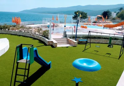 Umjetna trava na dječjem igralištu, Rabac