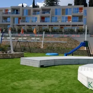 Hotel sa pogledom na umjetnu travu i dječje igrali&scaron;te