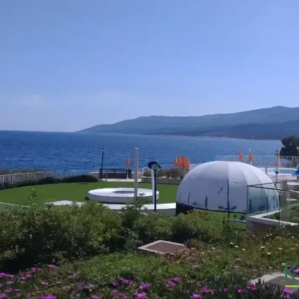 Pogled na plavo more i zelene otoke