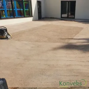 Pijesak na podlozi prije postavljanja umjetne trave