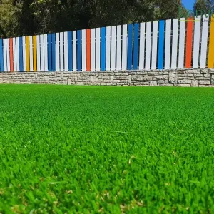 &Scaron;arena ograda ispred zelene trave