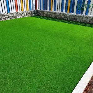 Umjetna trava i &scaron;arena ograda