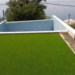 Dvori&scaron;te sa bazenom ispred mora