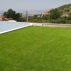 Zelena terasa sa umjetnom travom