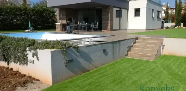 Stepenice sa umjetne trave do kuće i bazena