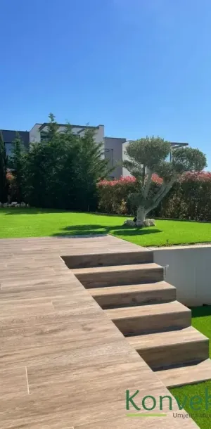 Stepenice do terase i umjetne trave