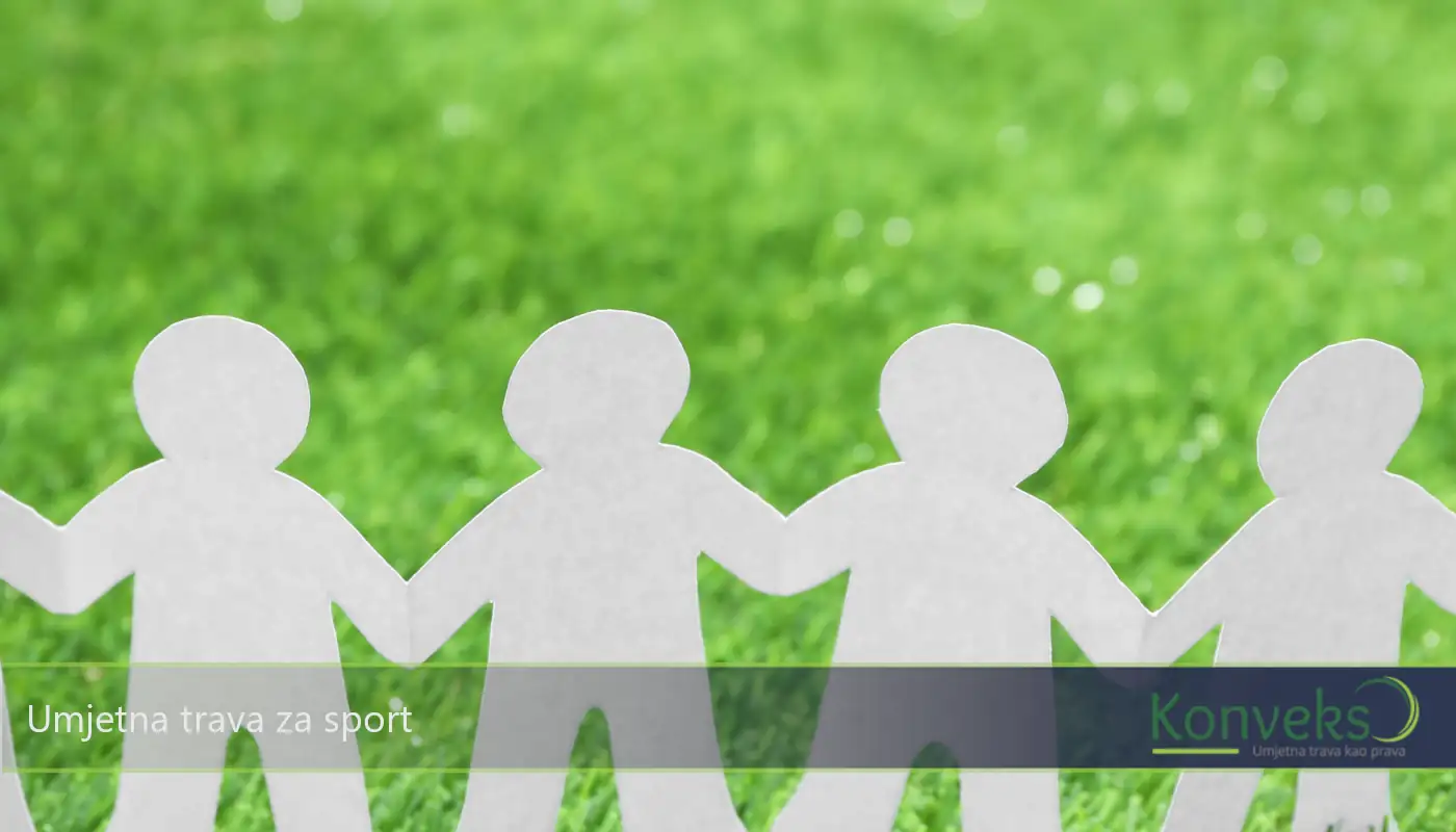 Papirnati čovječuljci na travi