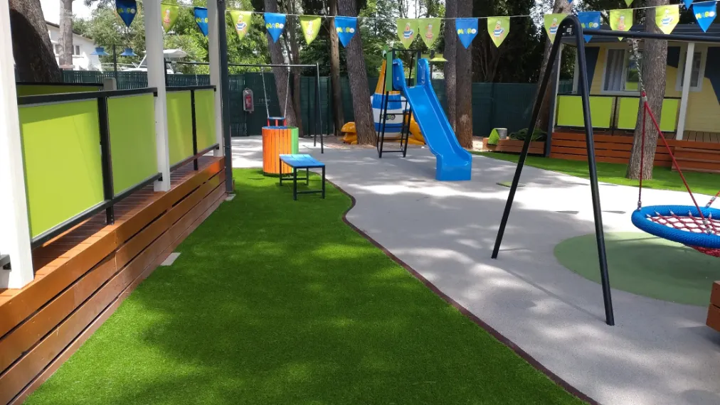 Dječje igralište na umjetnoj travi kraj mora