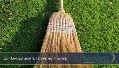 Metla na zelenoj umjetnoj travi