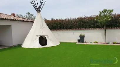Indijanski vigvam u dvorištu na umjetnoj travi
